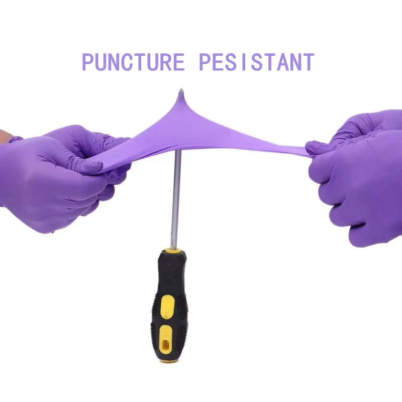 Boîte de gants nitrile jetables violets ouverte avec des gants dépassant.