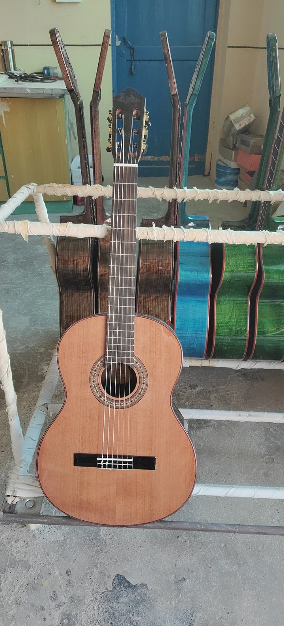

new 39 inches solid cedar wood top rosewood back and side classcial guitar folk professional AAA guitar