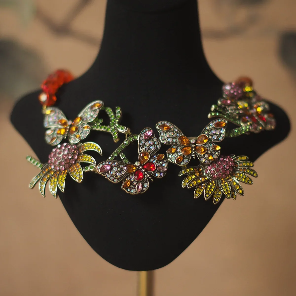 

Europe and The United States HD Heavy Industry Retro Elegant Noble Flower Butterfly Crystal Inlaid Gem Necklace 2024 Trend New.