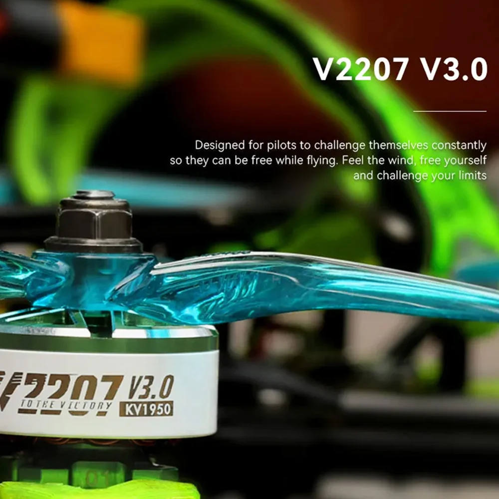 Moteur brushless pour drone FPV course, câbles et connecteurs en gros plan, finition métallique.