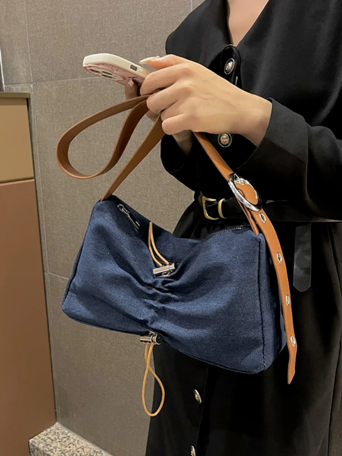 

Джинсовая сумка нишевого дизайна для женщин, новинка 2023, популярная сумка через плечо, модная сумка через плечо для подмышек