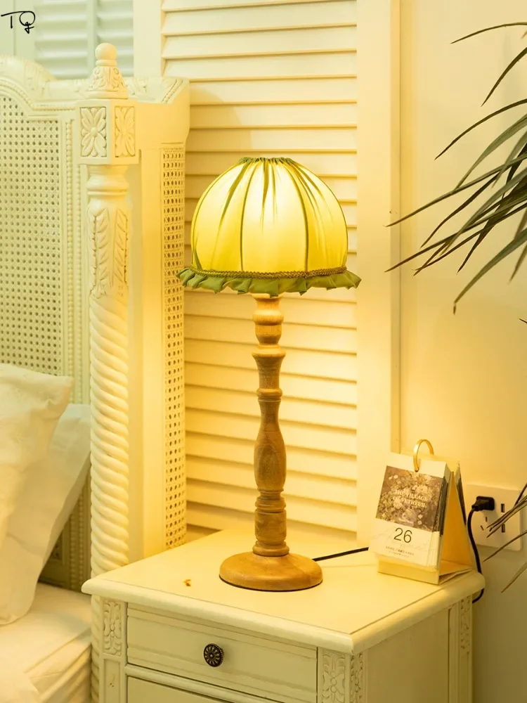 

Скандинавские деревенские винтажные Настольные светильники из твердой древесины в средневековом стиле, искусственный зеленый абажур E27, атмосферная настольная лампа в стиле ретро, прикроватная тумбочка для спальни
