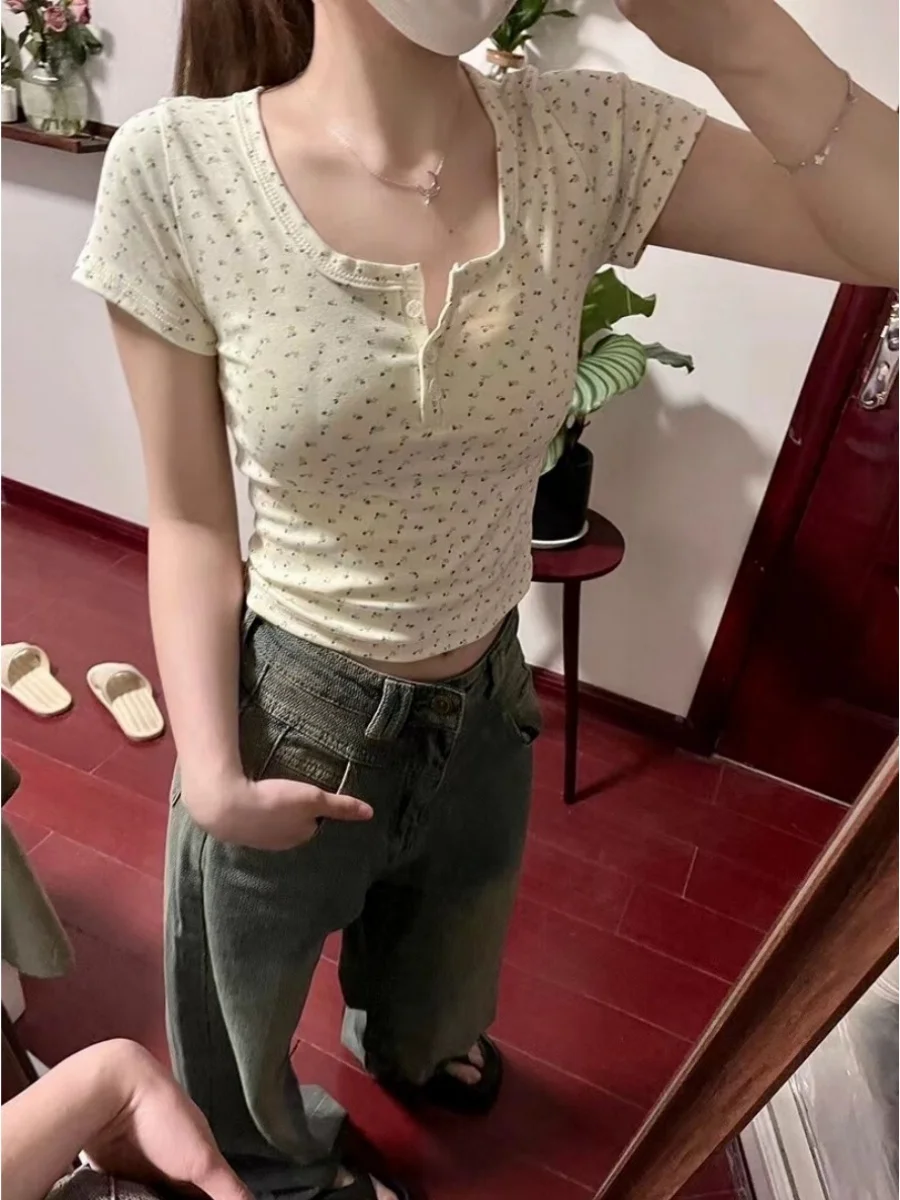 순수한 욕망 하프 오픈 칼라 플로럴 버튼 짧은 소매 티셔츠 여성 여름 Gyaru 섹시한 U 칼라 슬림 핏 슬리밍 쇼트 탑 패션