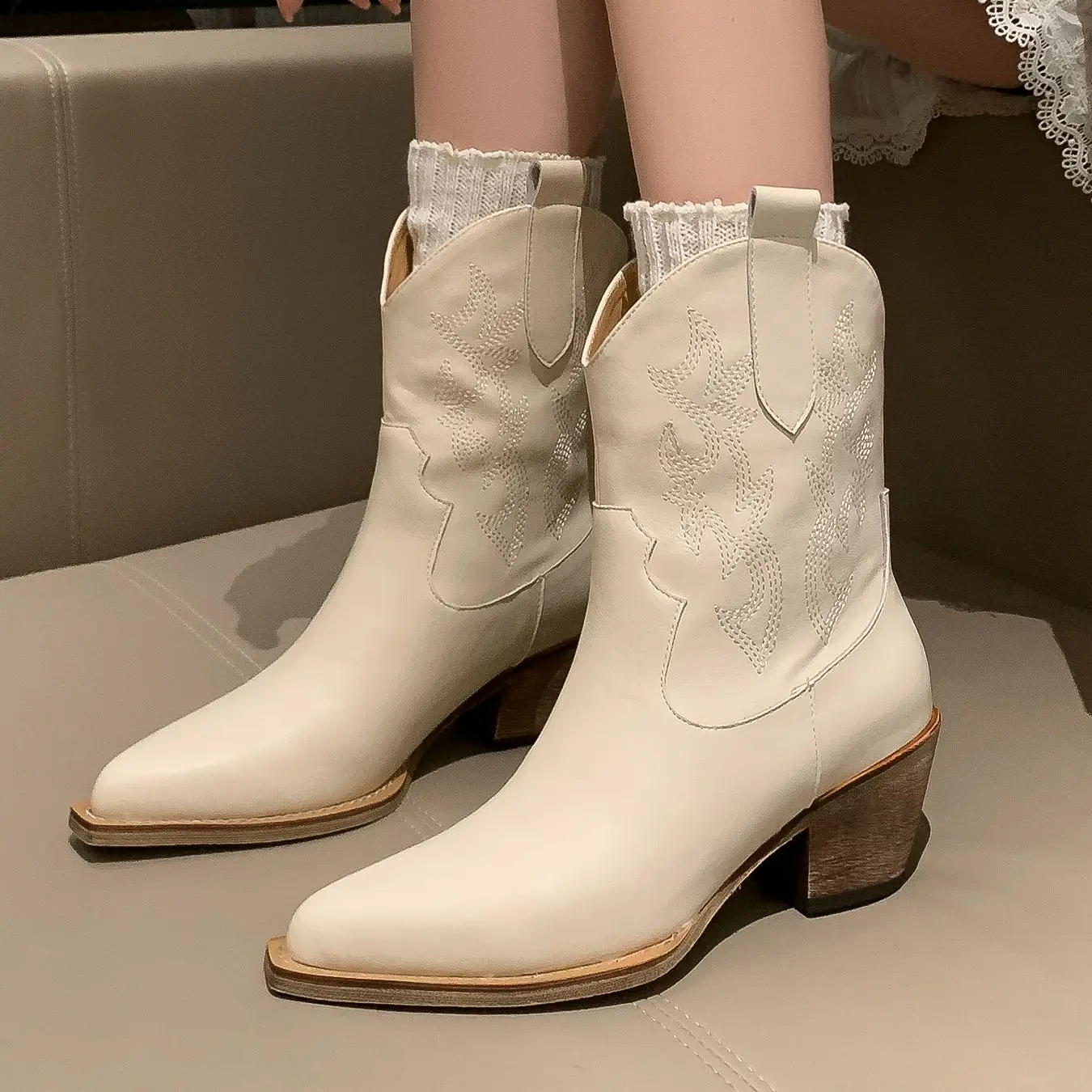 Autumn And Winter Boots, Cowhide Material, Square Heel. Calf Height, Fashion Women's Shoes, Pointed Toe,Embroidery