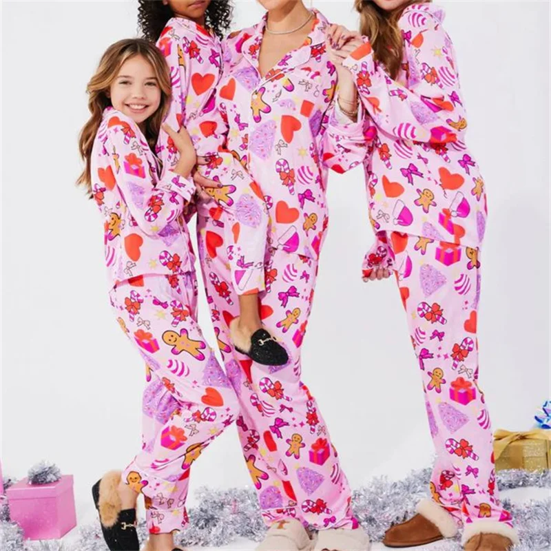 thumbnail image 1 of Conjunto de pijama navideño a juego para toda la familia, nuevo conjunto de 2025, con estampado de corazones, manga larga, pantalones con cintura elástica para otoño e invierno, 1 of 3