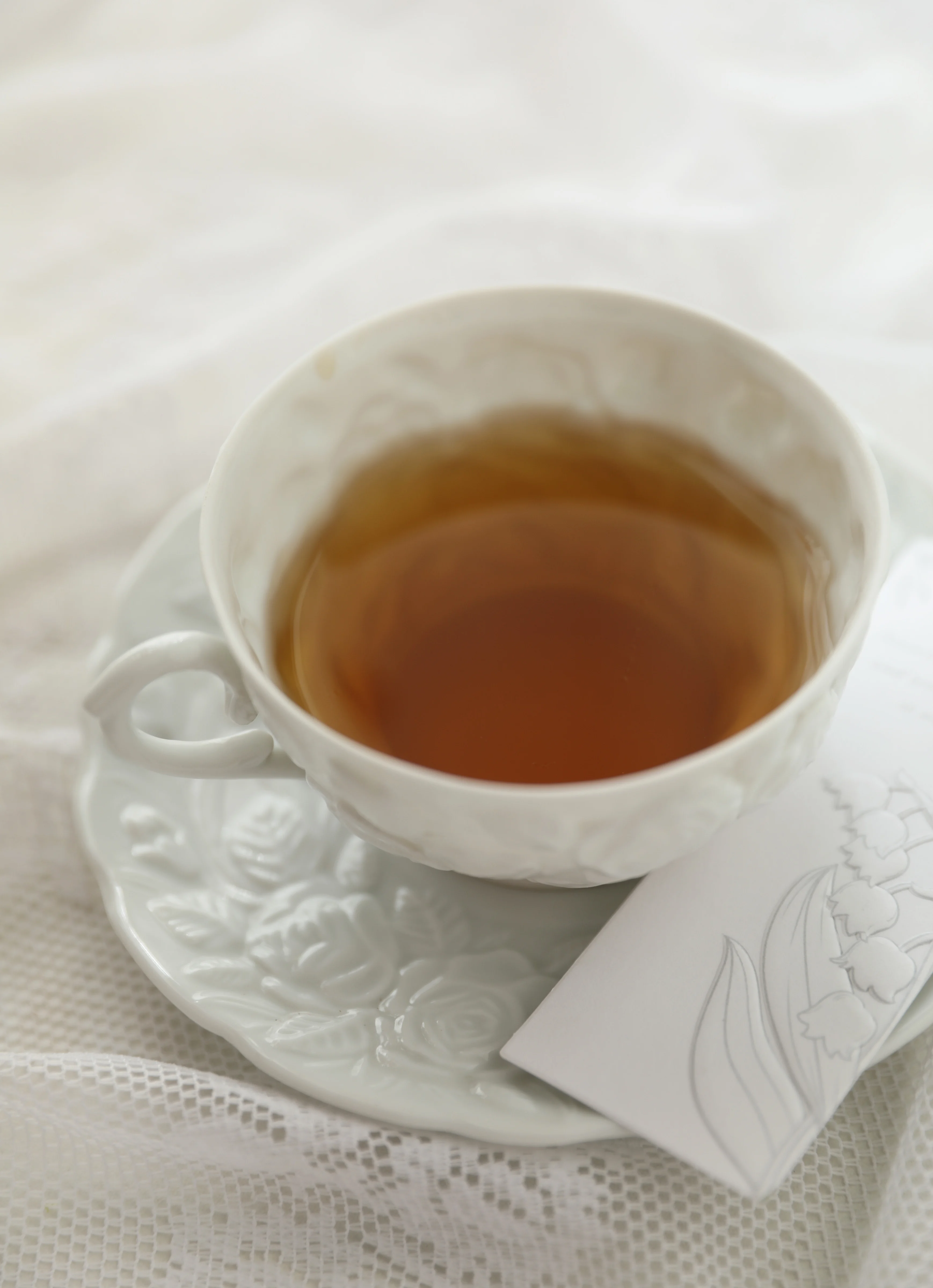 초입체감, 오래된 물건, 얇은 타이어, 차가운 흰색 부조꽃, 세라믹 애프터눈 티컵과 접시