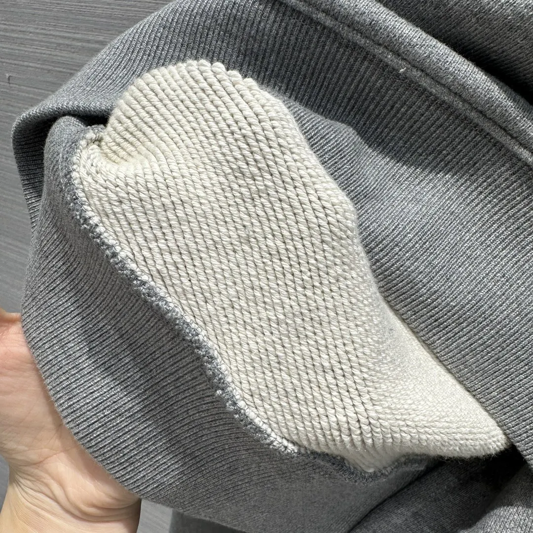 Рисунок 3 - Асимметричный дизайнерский свитер с трехмерным вырезом