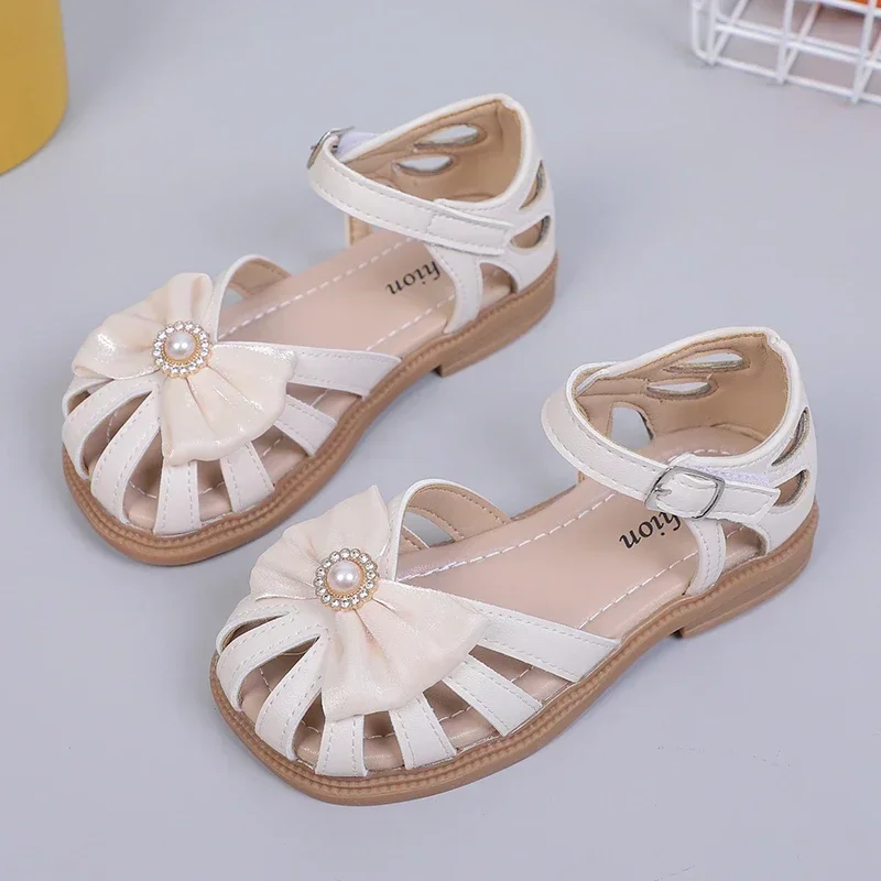 Girls Chic Sandals Summer New PU Princess Hollow Covered Toes Kids Fashion Bow with Big Pearl Soft Simple Children Casual Shoes