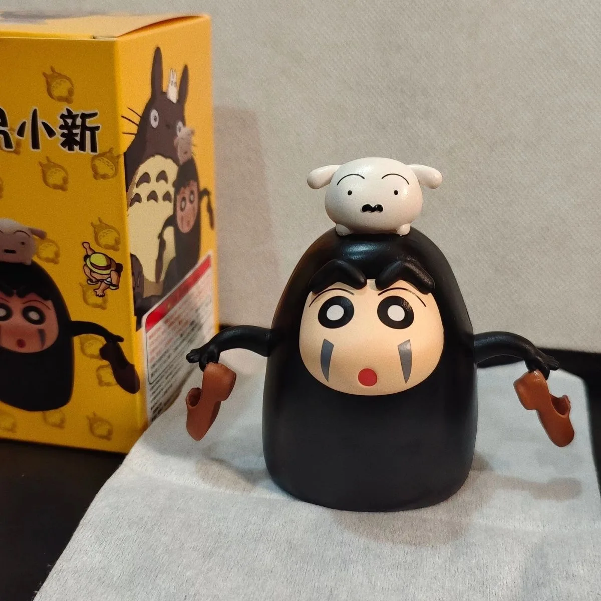 

Crayon Shin-chan COS фигурка героя из мультфильма «Безликий человек», 6 см, фигурка, Коллекционная модель, кукла, украшение для автомобиля, рождественский подарок