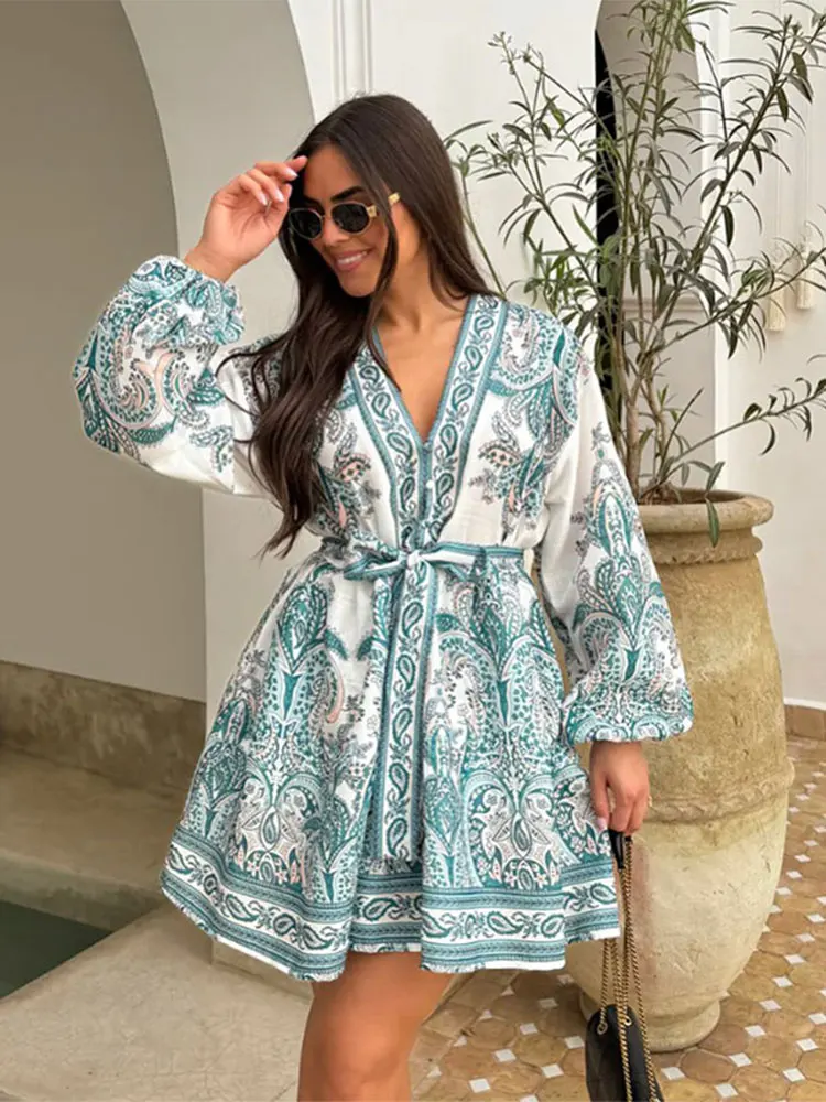 Vestido mini con escote en V y cuerpo plisado con falda circular Ciruela
