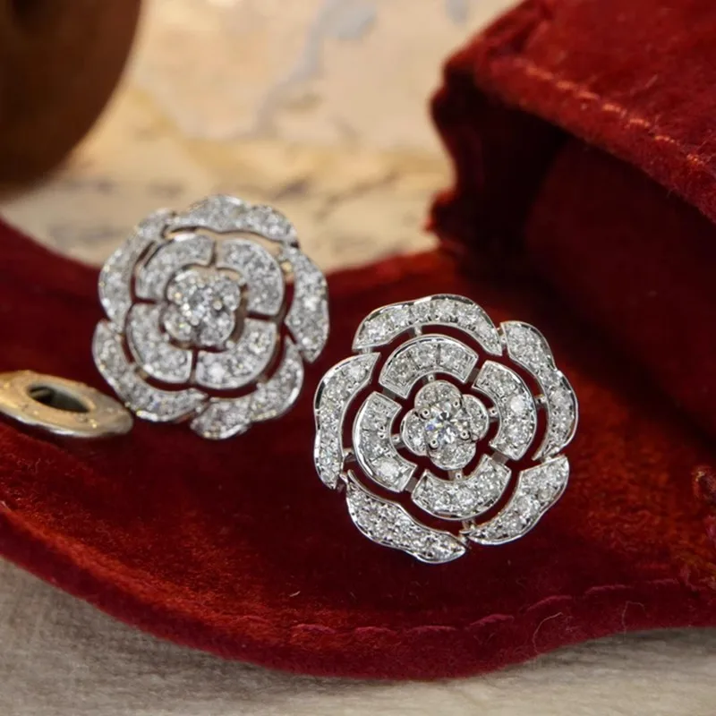 Huitan Anmutige Blumen-Ohrstecker für Damen, Verlobungszubehör mit brillantem Zirkonia, ästhetischer silberfarbener Hochzeitsschmuck