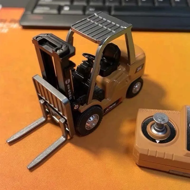 Excavatrice télécommandée Mini Voiture RC 1:64 2.4G avec godet et chenilles détaillés