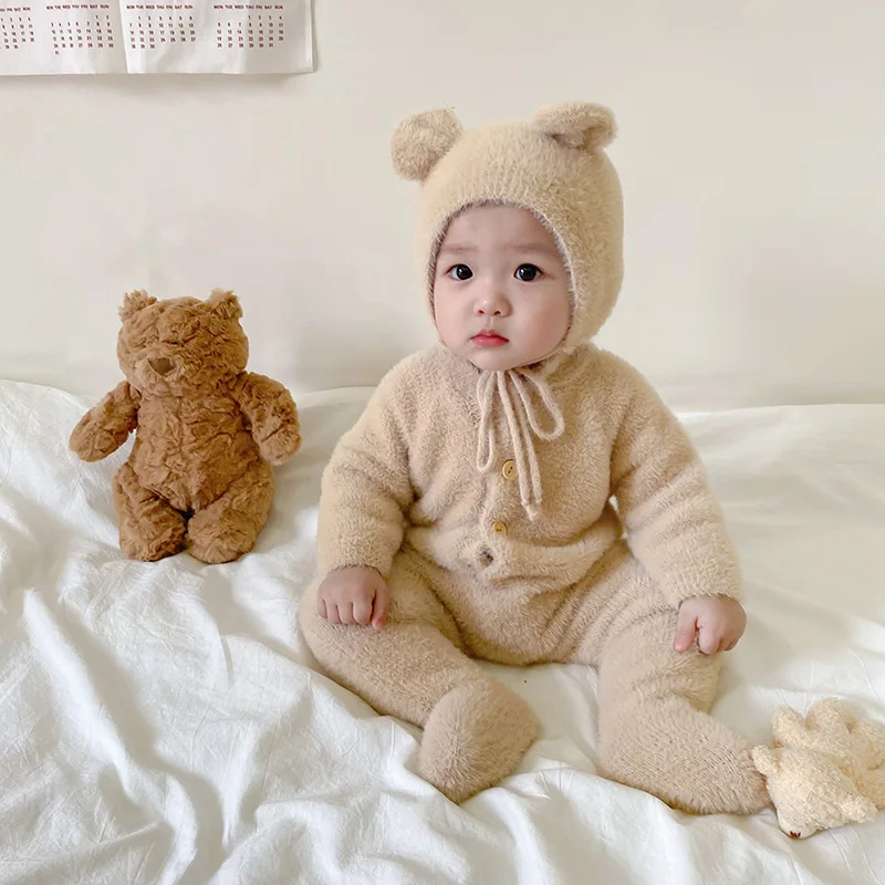 Linda Bebé De 2 Años En Invierno Cálido Ropa Retro Con Oso De Peluche En  Invierno Bebé De Bosque Está Envuelto En Chales De Punto Foto de archivo -  Imagen de cubo