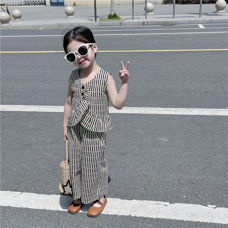 

Одежда для девочек, костюм 2024, детский летний костюм в Корейском стиле для девочек, жилет без рукавов в полоску, брюки с широкими штанинами, комплект из двух предметов