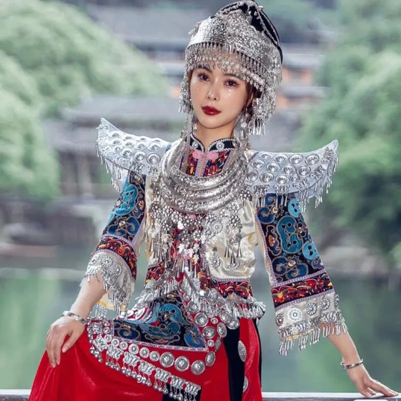 Cinese Miao Dress Women Stage Sliver Metal Paillettes Dance Queen Copricapo