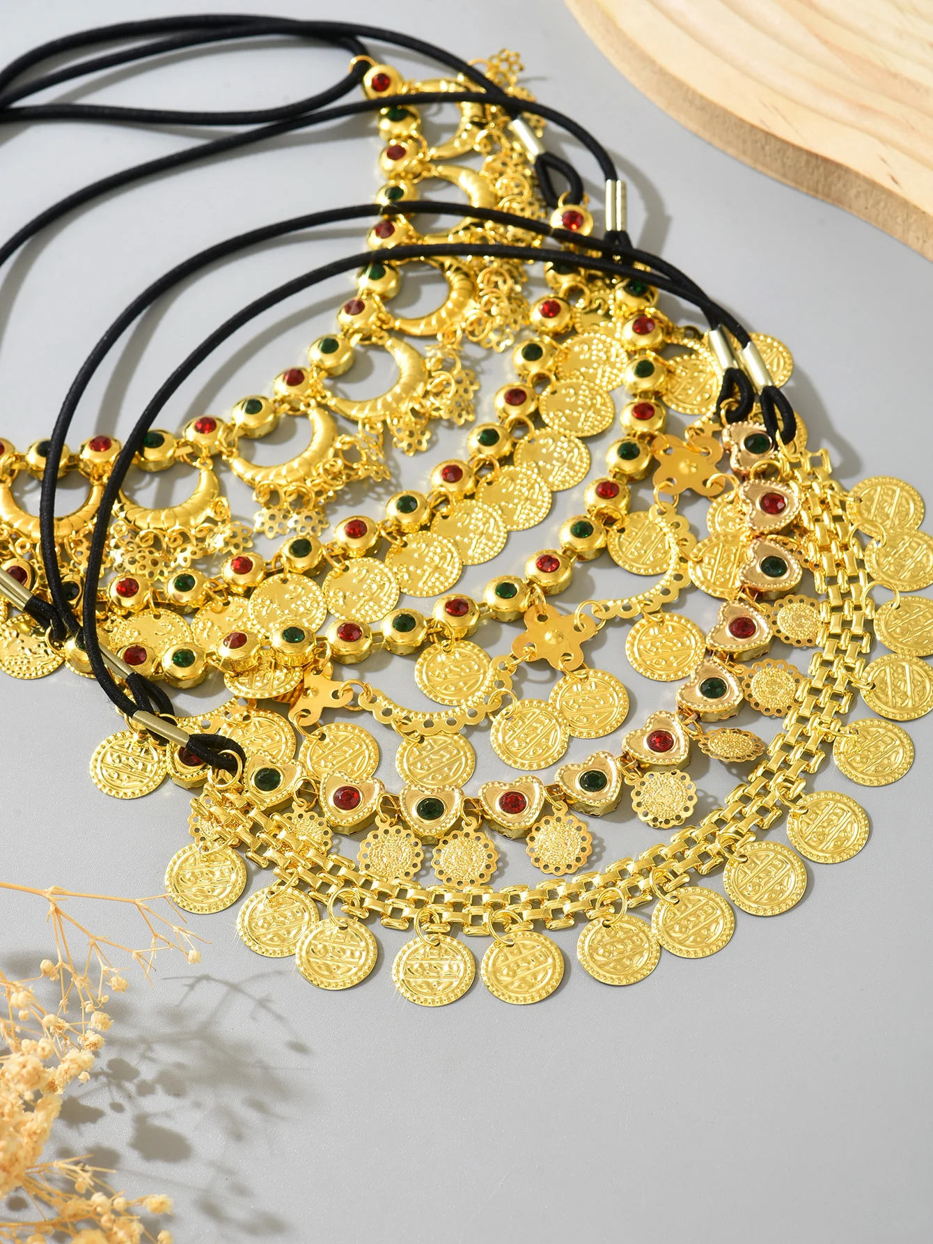 عقد عملات تراثي بحبل أسود – لمسة شرقية فاخرة