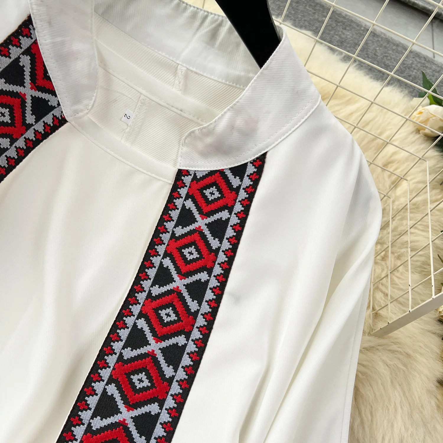 فستان طويل بتطريز تراثي مع حزام خصر