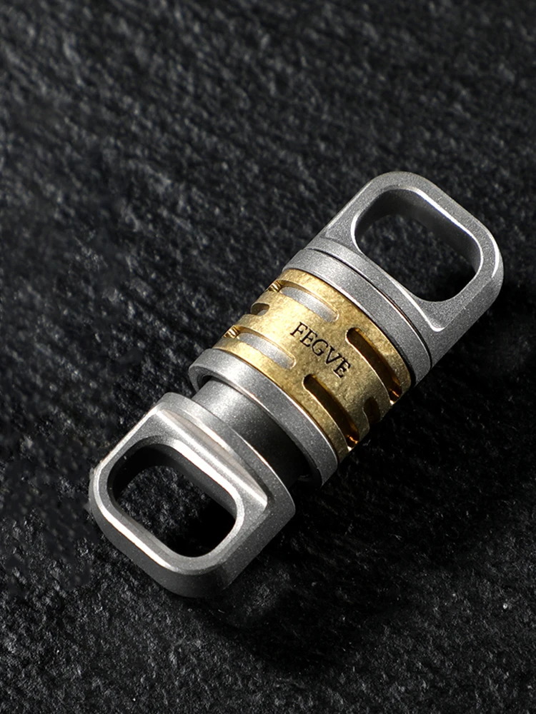 

High-End Titanium Alloy Multi-Function Quickly Disassembled Buckle Men's Can Rotate 360° Titanium Inlaid Copper Car Keychain