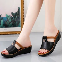 Sandales compensées en cuir véritable pour femmes, semelles souples d'été, semelles épaisses légères, sandales pour femmes, pantoufles, chaussures d'extérieur pour maman 2