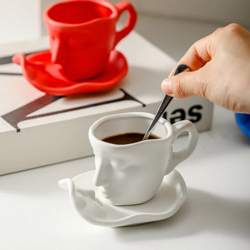 Ceramic Coffee Cup Set 1pc 100ml Ceramic Mug with Saucer Metal Touching Face Creative Kiss Espresso Cup Christmas Gift Birthday Wedding Gift