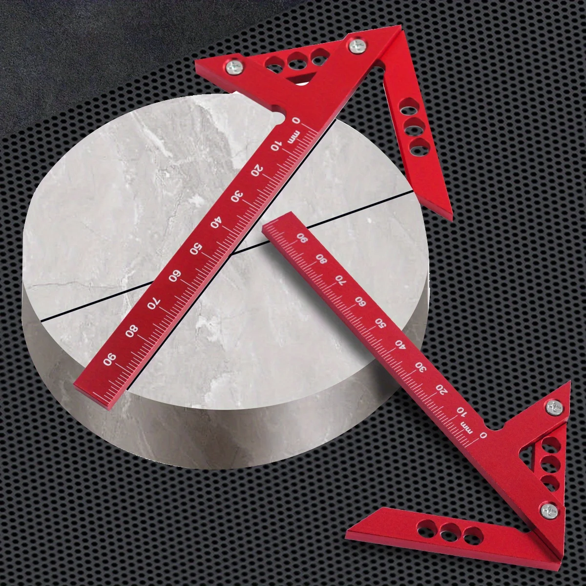 Alüminyum merkez bulucu marangozluk ölçüsü çalışma yüzeyinde