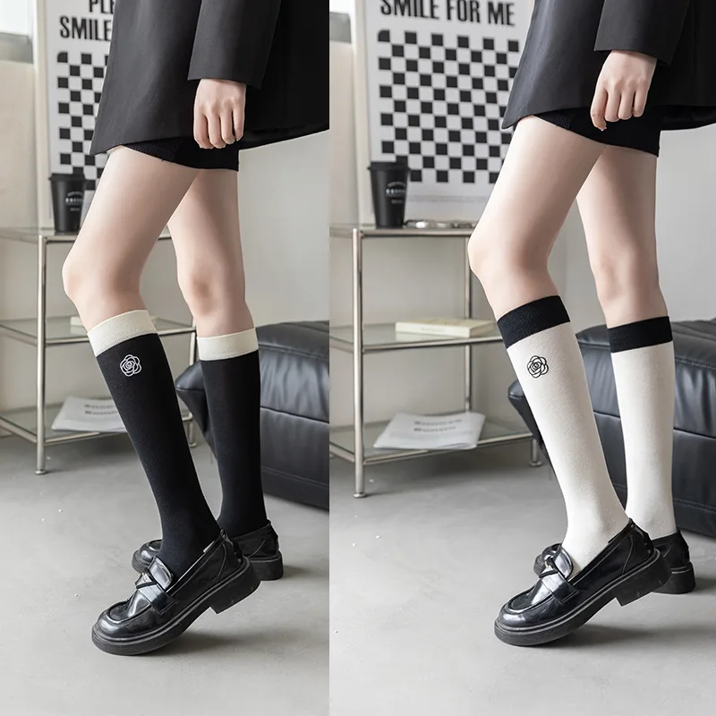 

Simple Style Black White Women's Calf Socks Minimalist Floral Embroidery Combed Cotton Micro-Pressed Hotie Street Mid-Tube Socks