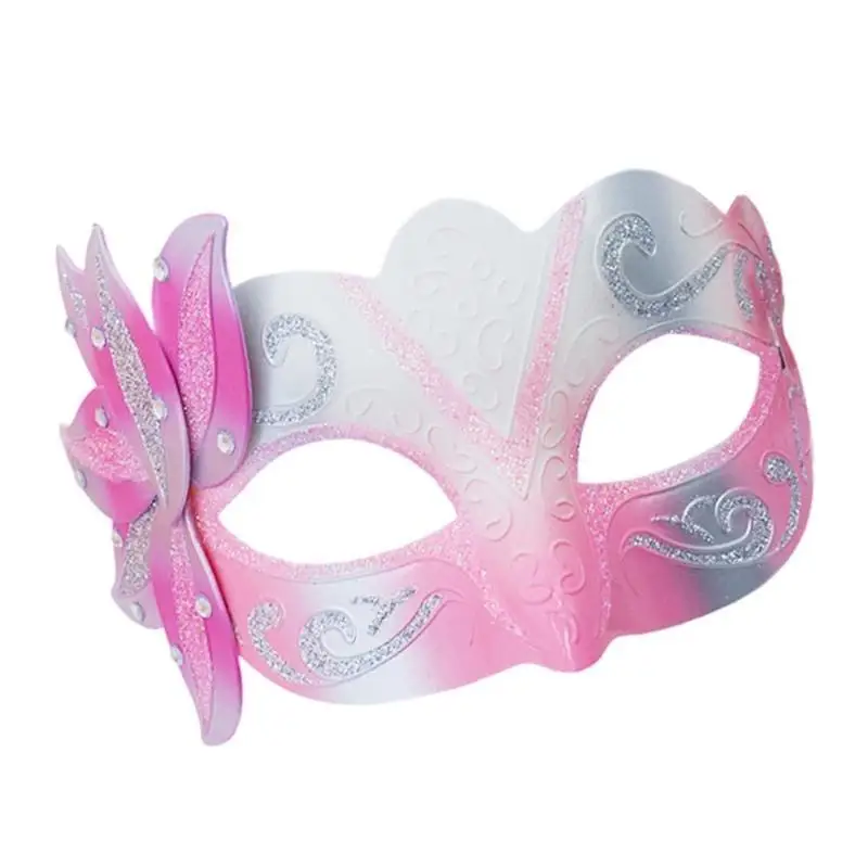 Demi masque filtrant cartouche bleu porté par une personne souriante lors d'un carnaval.
