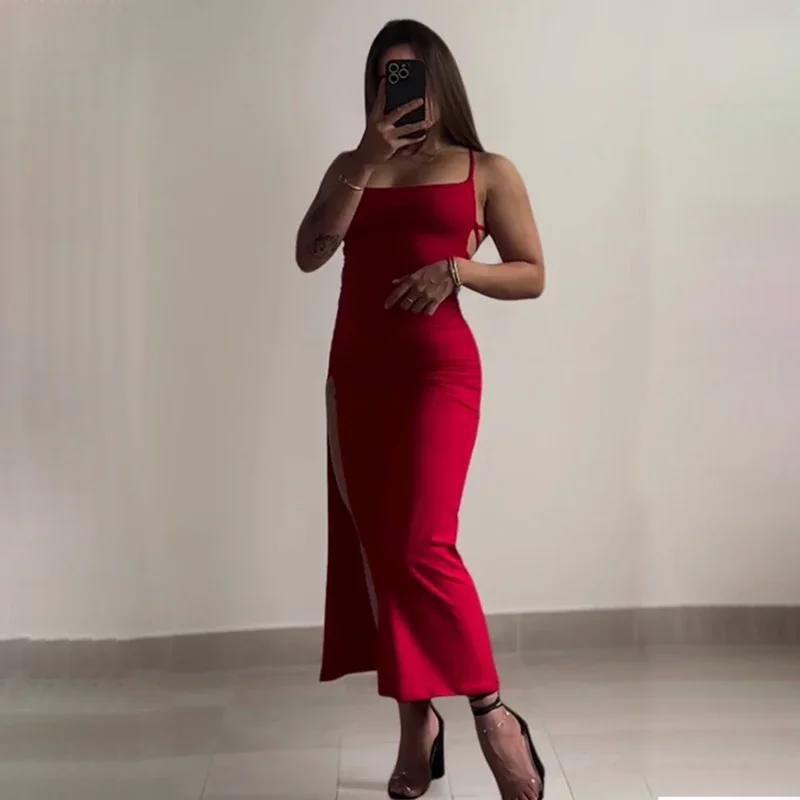 فستان أحمر بظهر مفتوح وربطات أنيقة
