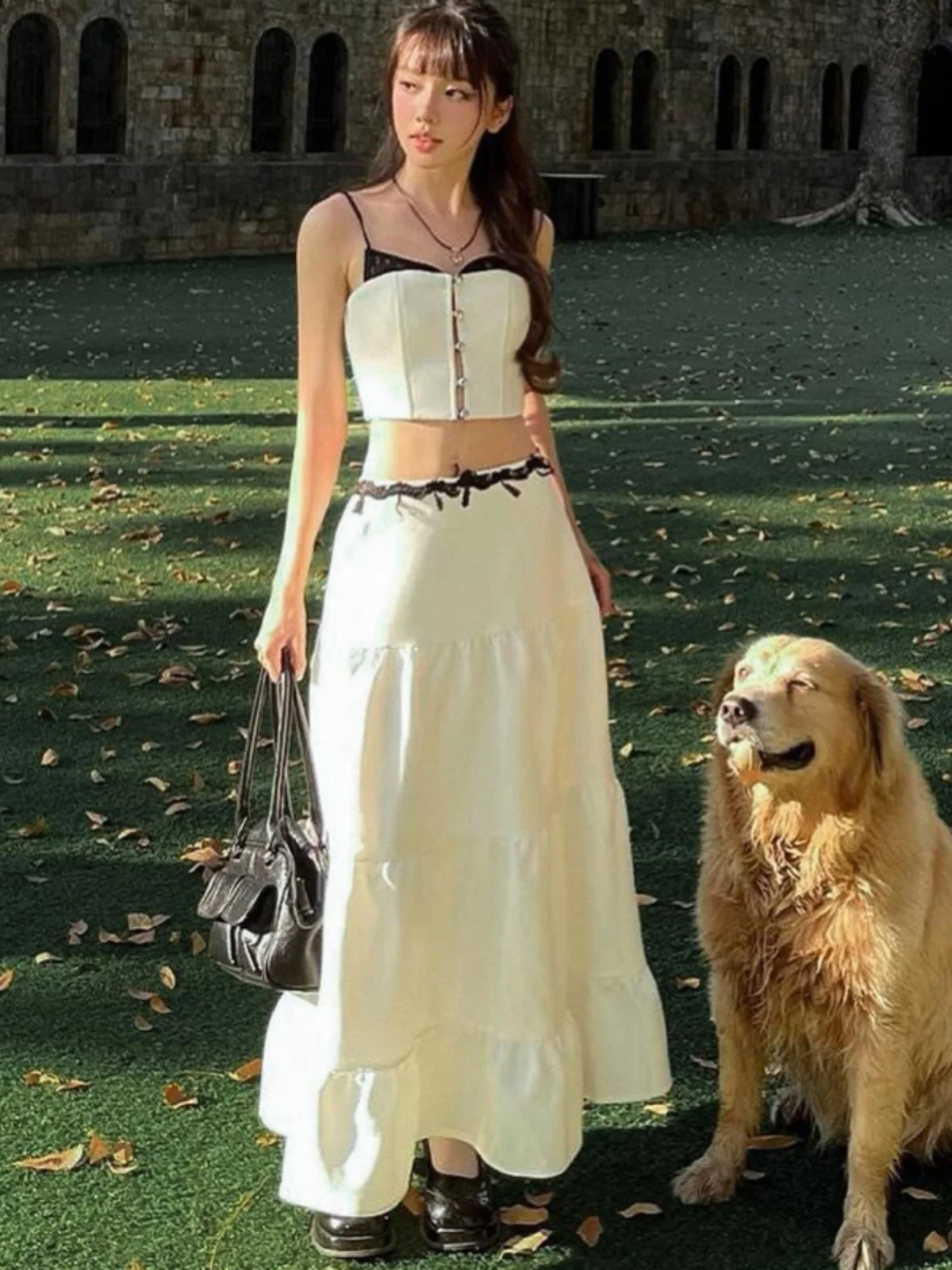 

Повседневный короткий топ на бретелях и юбка