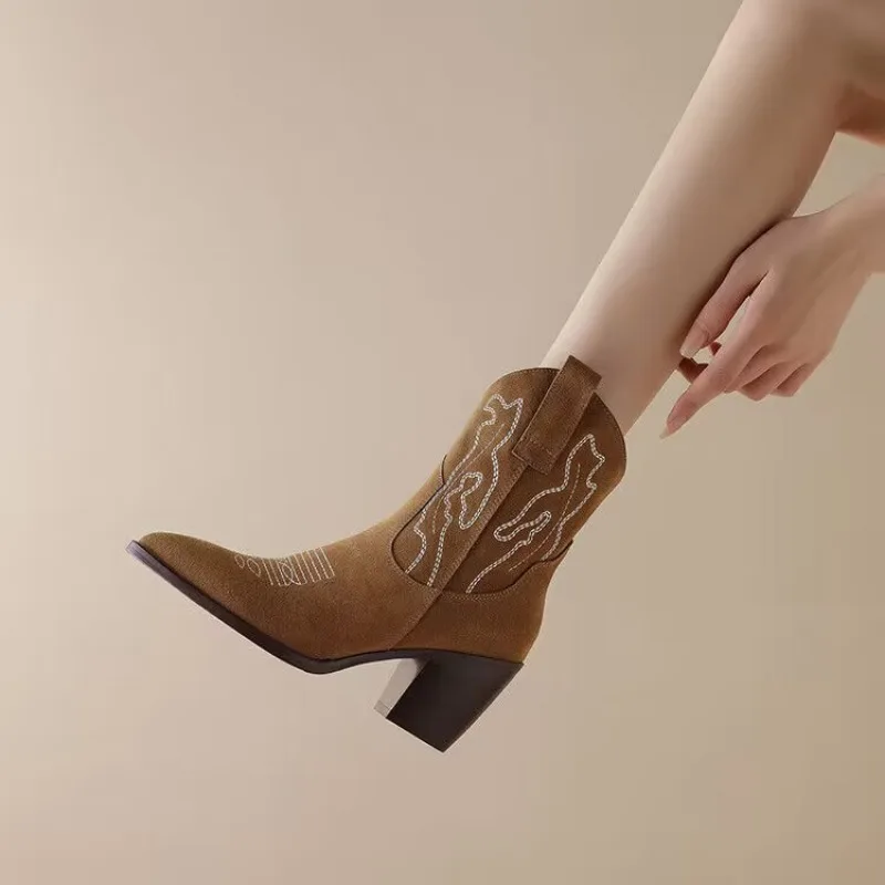 

Женские ковбойские ботинки, Зимние флисовые женские ботинки с острым носком, повседневные ботинки телесного цвета, Классические ботинки на платформе с тиснением, 2023