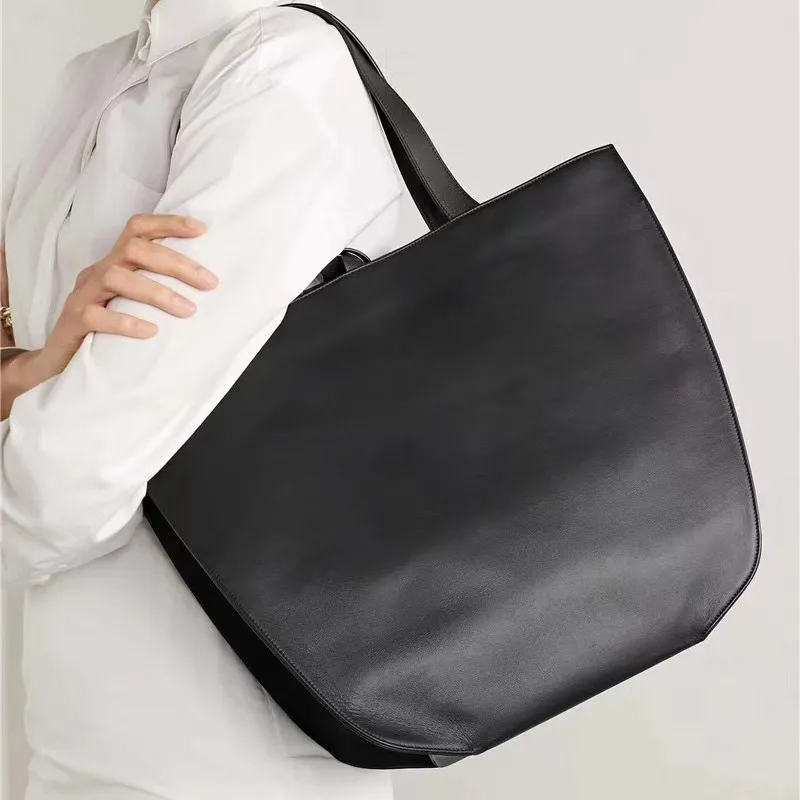 

Вместительная сумка-тоут из натуральной кожи на широком ремне для женщин