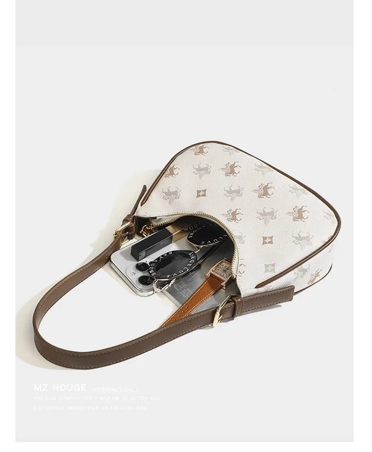 Detalhe do fecho e da letra decorativa na alça