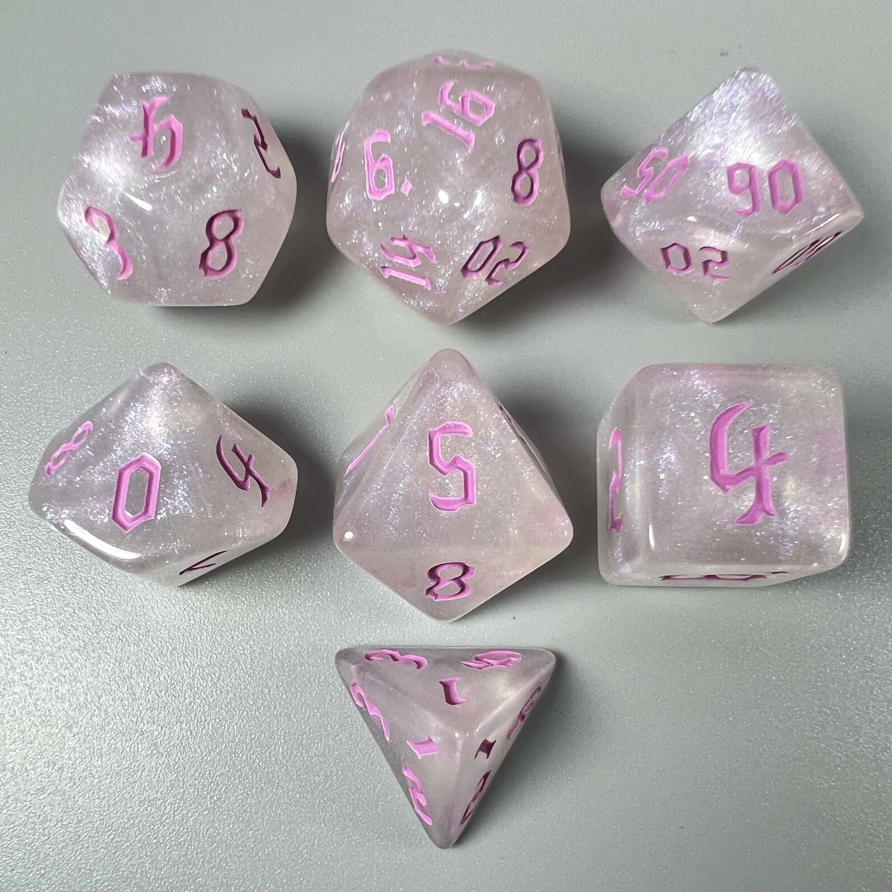 DND Würfel RPG Würfel Acrylwürfel Mehrfarbig Sternenlicht-Effekt 7er Würfelset Retro-Schriftstil für Brettspiele DND RPG Zubehör – Detail 16