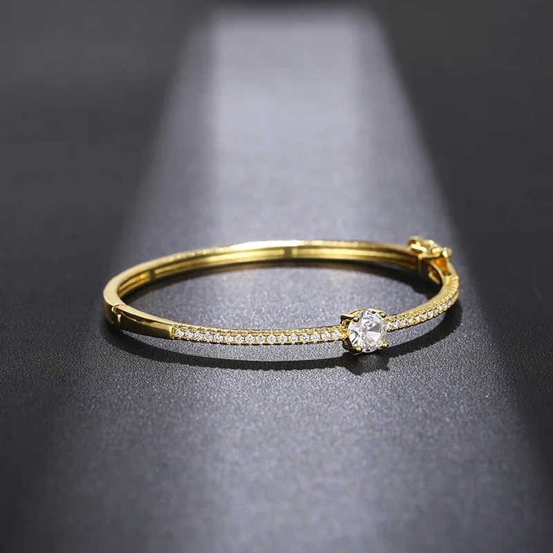Huitan Fashionale Damen-Armreif mit Zirkonia, silberfarben/goldfarben, moderne Statement-Accessoires für Damen, trendiger Schmuck – Detail 12