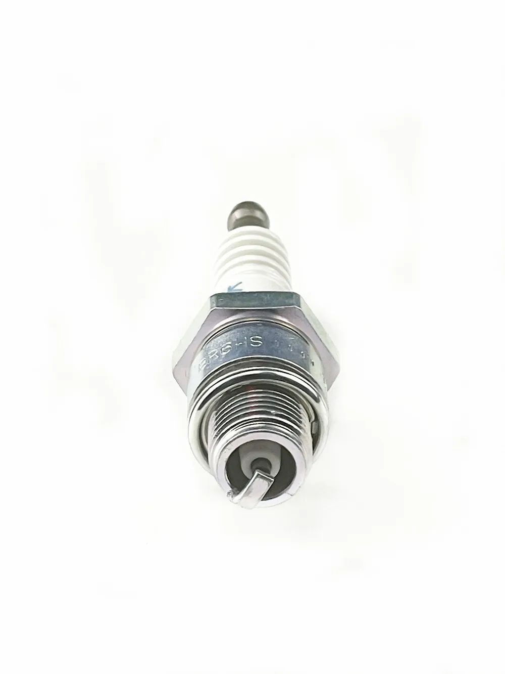 Engine spark plug BR6HS is suitable for Yamaha F2.5/F4 four-stroke outboard engine