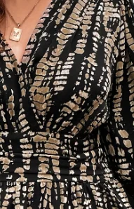 Abito longuette elegante con stampa floreale a pieghe e maniche lunghe con scollo incrociato diretto - immagine 5