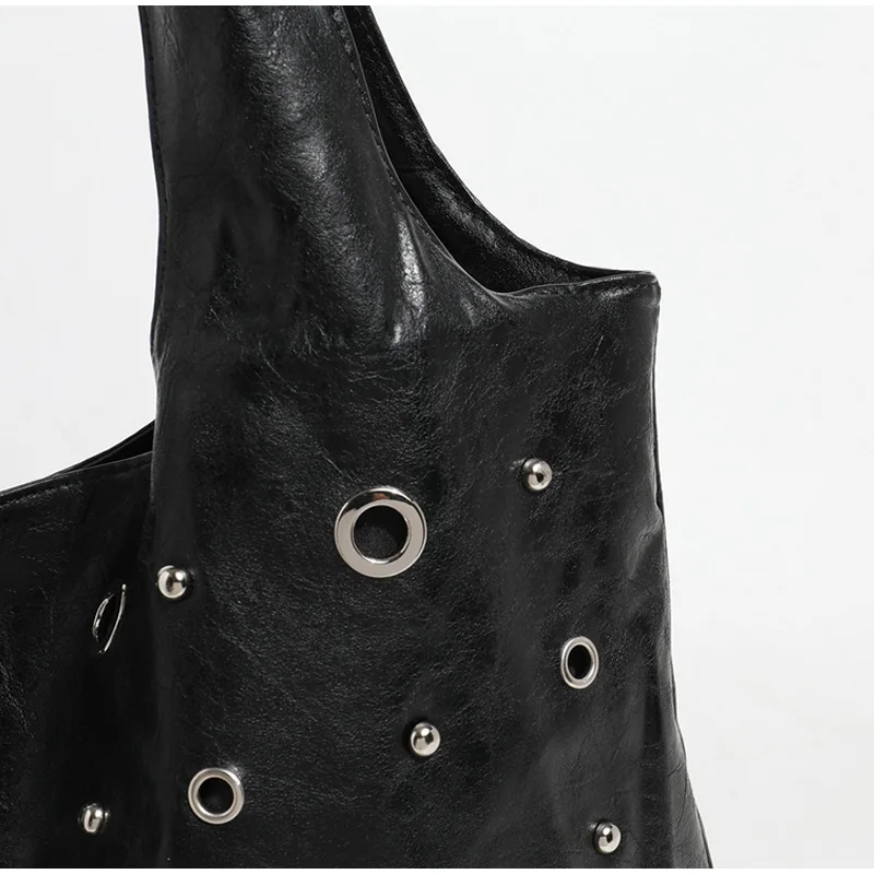 Hobo-Umhängetasche mit hohlen Nieten, Ölwachs-Retro-Metallnagel-Eimer-Handtasche, große Kapazität, Punk-Industriestil, Damen-Achsel-Einkaufstasche – Detail 8