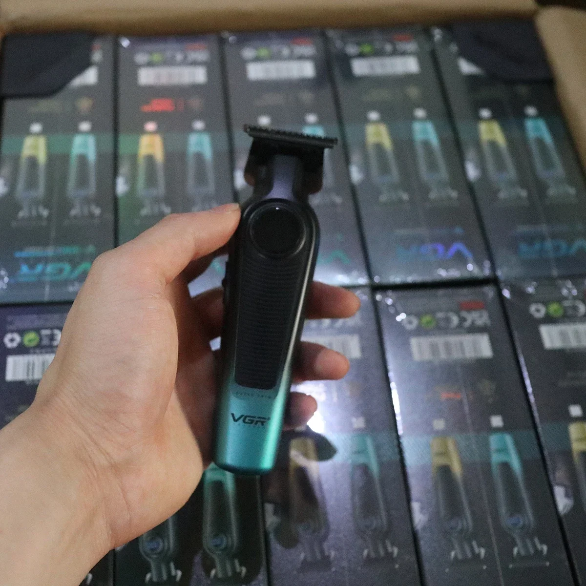 ماكينة قص الشعر الاحترافية للرجال VGR V-996 مع شفر...