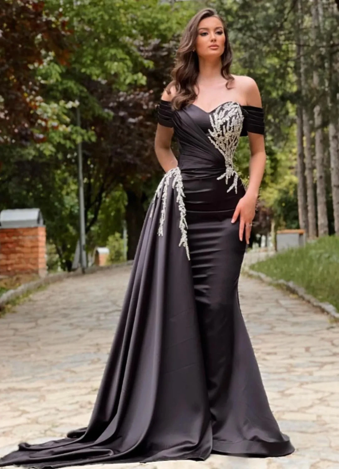 

Black Appliqued Mermaid Evening Dresses Pleated Prom Gowns With Detachable Train Off The Shoulder Neckline Satin Formal Dress