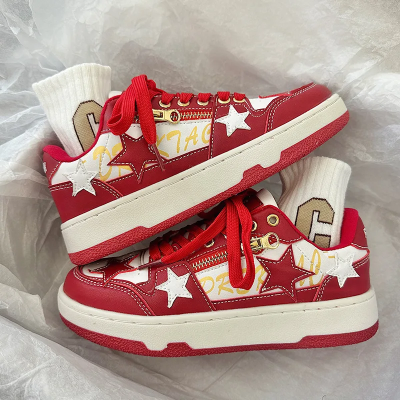 

Кроссовки мужские кожаные Нескользящие, дизайнерские, на платформе, для скейтборда, Уличная обувь с принтом звезд, красные