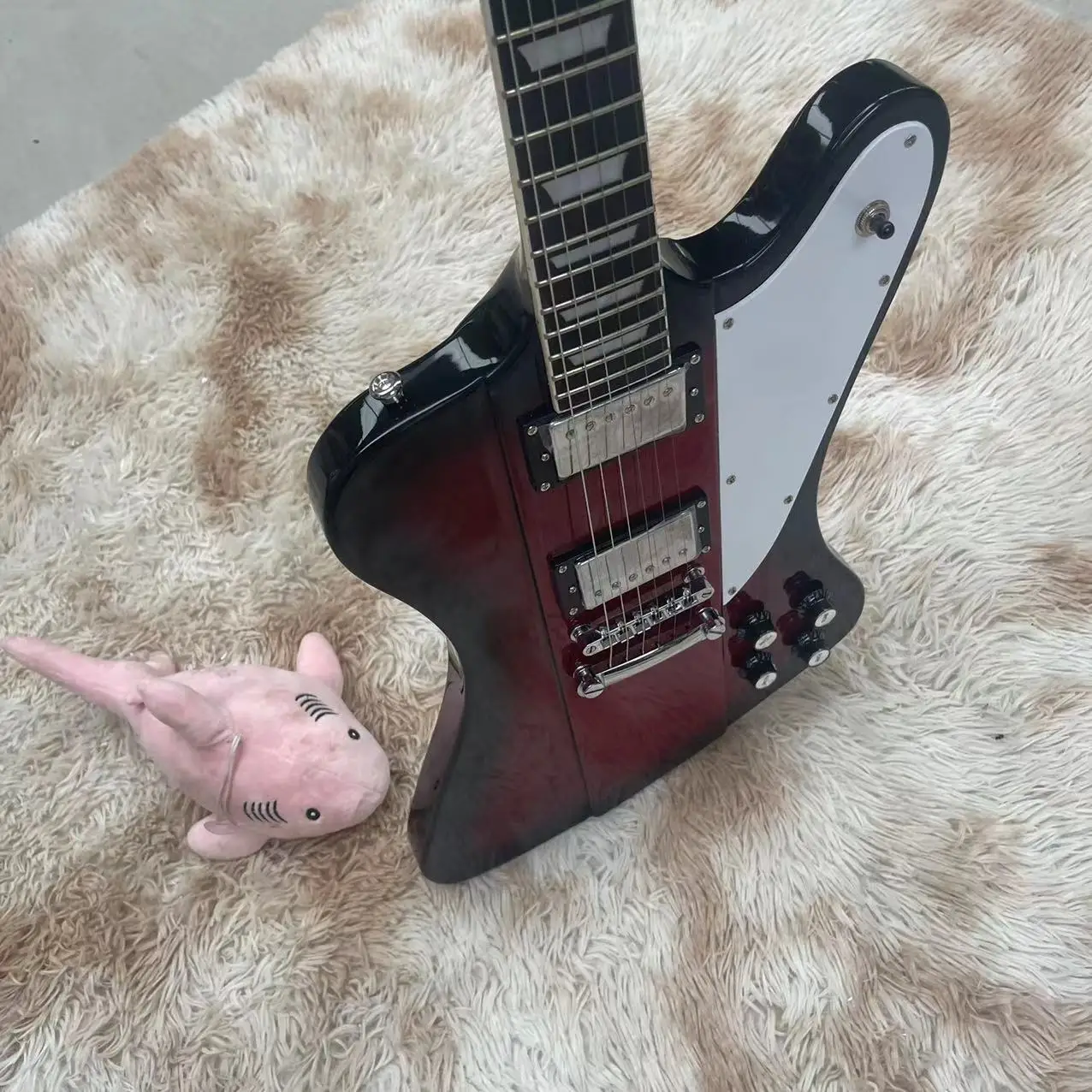 

6-струнная электрическая гитара неправильной формы, красная круглая черная цепочка, Кленовая шейка, фингерборд из палисандра, закрытый пикап, белый pr