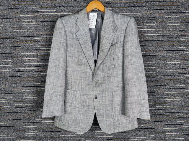 Our men's suit jacket is tailored to fit you flawlessly. Embrace elegance and comfort 6111