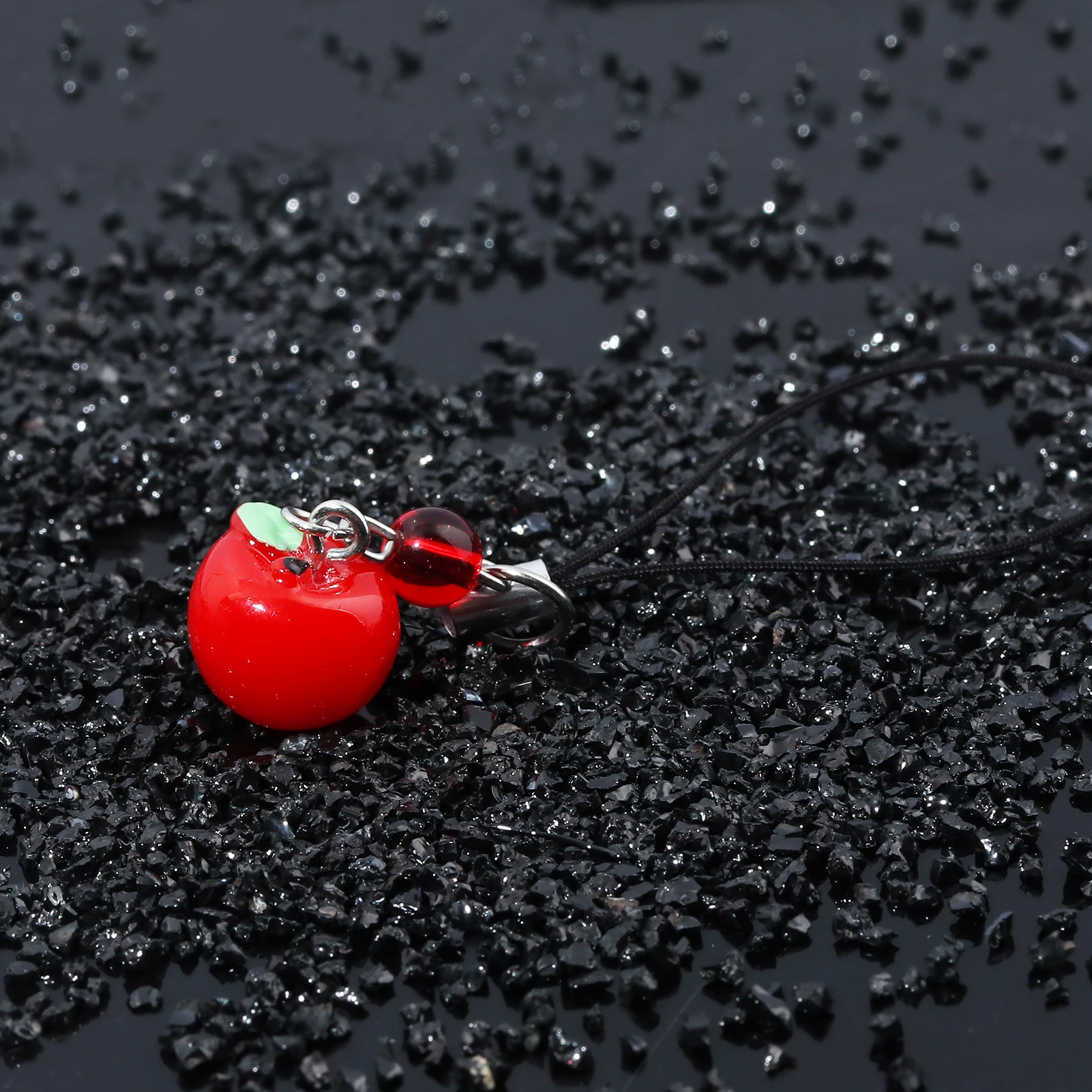 Eine Liebe und tiefer Raum, roter Apfel-Taschen-Anhänger, süße Frucht-Handykette, Männer und Frauen, Party-Accessoires, Geschenk, Paar-Schlüsselanhänger – Detail 7