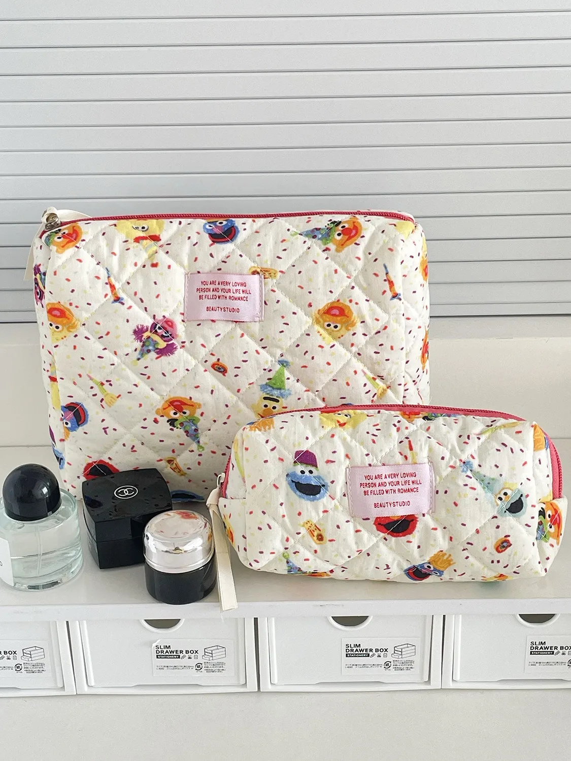 Kosmetiktasche mit Schleifenblumenmuster, große Kapazität, Toilettenartikel-Tasche im Hofstil, gesteppte Aufbewahrungstasche, tragbare weiche Handtasche – Detail 35
