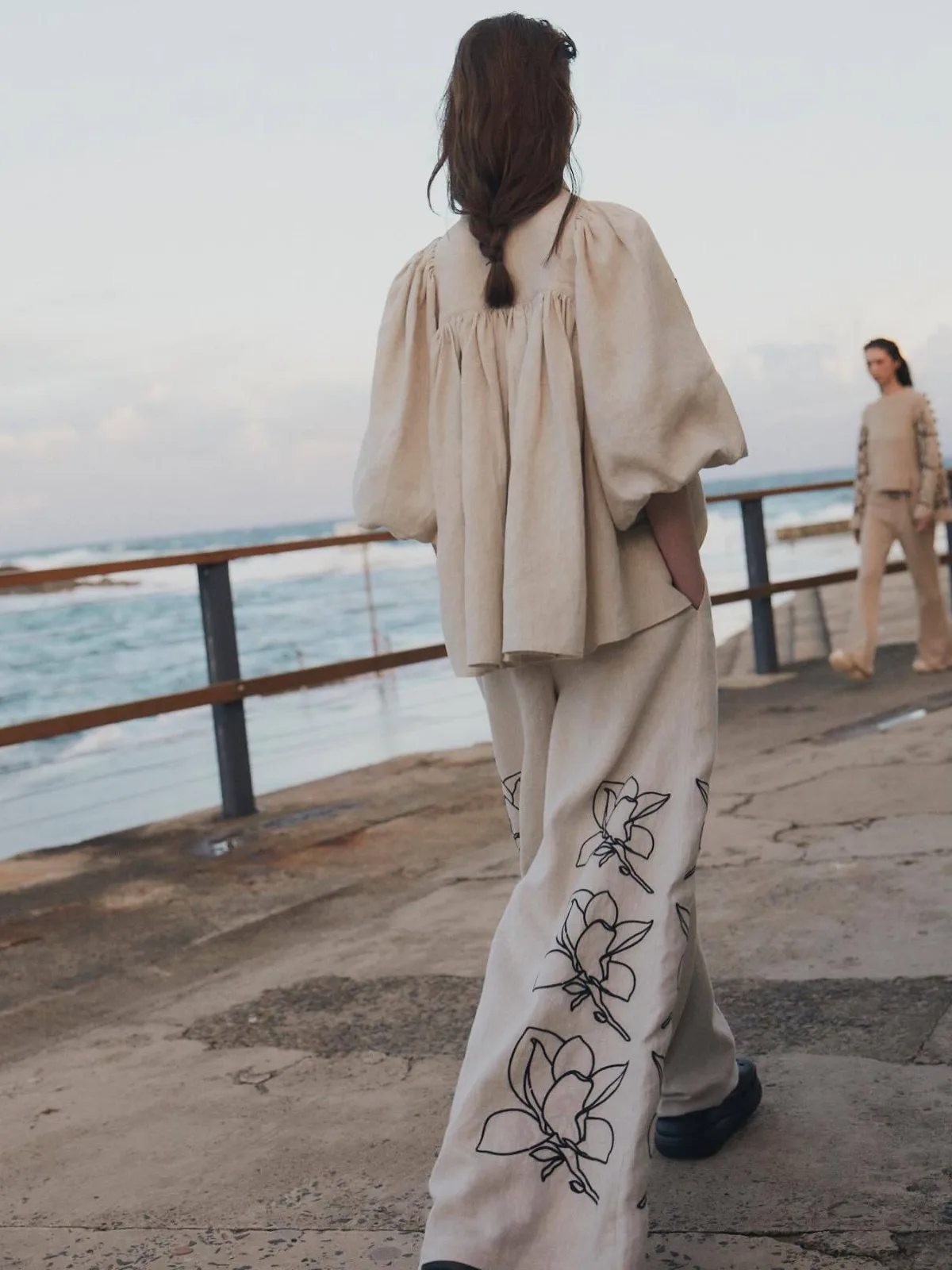 القطن الكتان الوقوف طوق فانوس الأكمام مجموعة للنساء ، قمم زهرة فضفاضة ، الساق واسعة ، السراويل الكبيرة ، ملابس عطلة الحزب 2 القطن الكتان الوقوف طوق فانوس الأكمام مجموعة للنساء ، قمم زهرة فضفاضة ، الساق واسعة ، السراويل الكبيرة ، ملابس عطلة الحزب 2