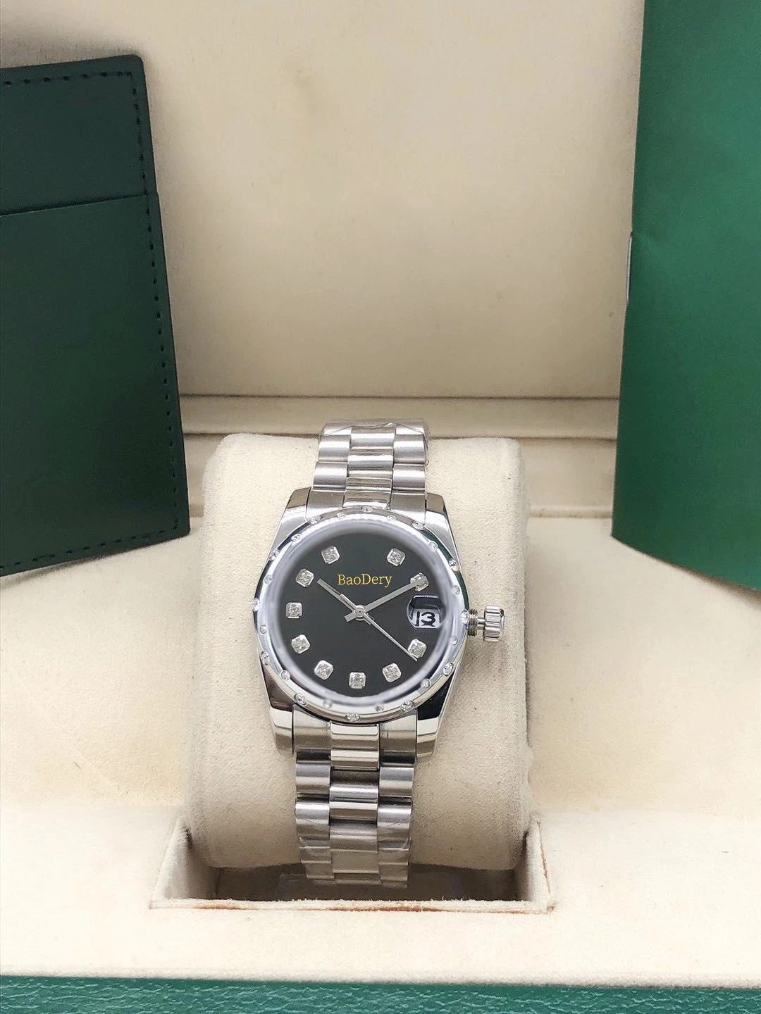 31mmStylish Lady's Watch Featuring Diamond Bezel    Case -  Sparkling Accessory for Every Occasion