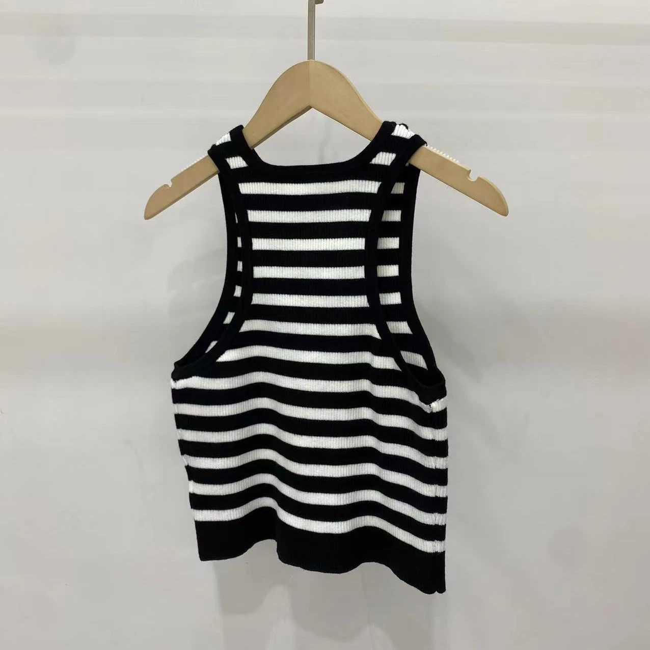 

Новинка лета 2023, Женский трикотажный жилет в черно-белую полоску