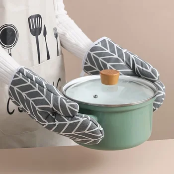 Heat-Resistant Insulated Oven Gloves 1