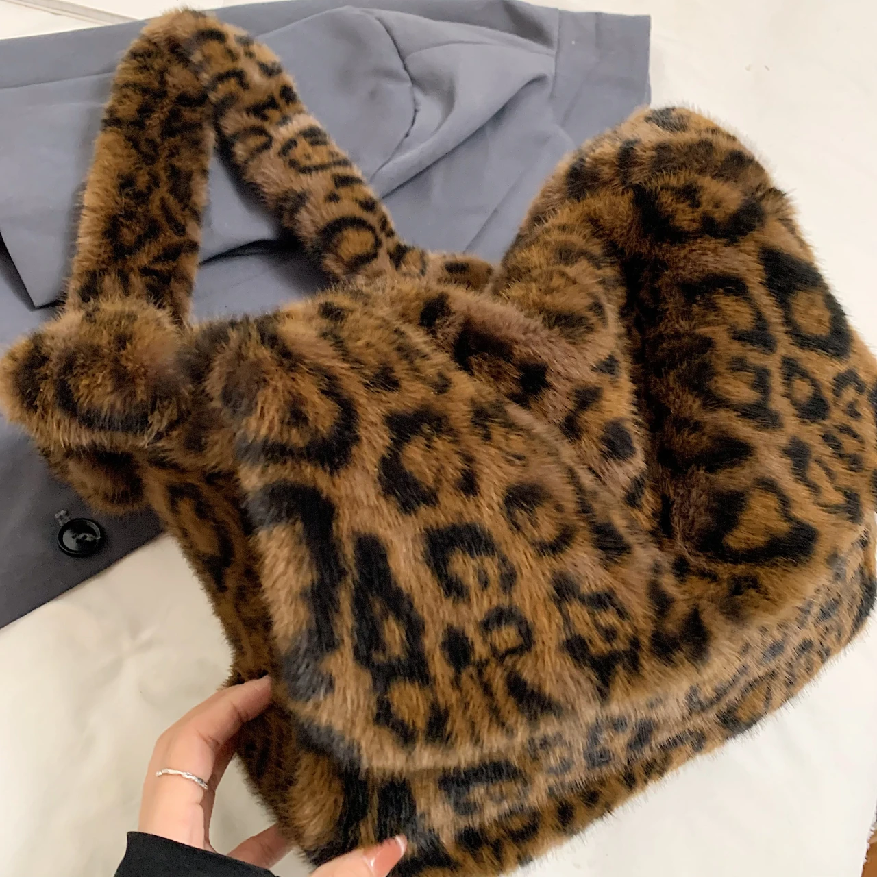 Damen-Schultertasche aus Lammstoff, warm, flauschig, Fell, Handtaschen, große Kapazität, Einkaufstaschen, Mädchen, niedliche Umhängetasche, Schultasche – Detail 15