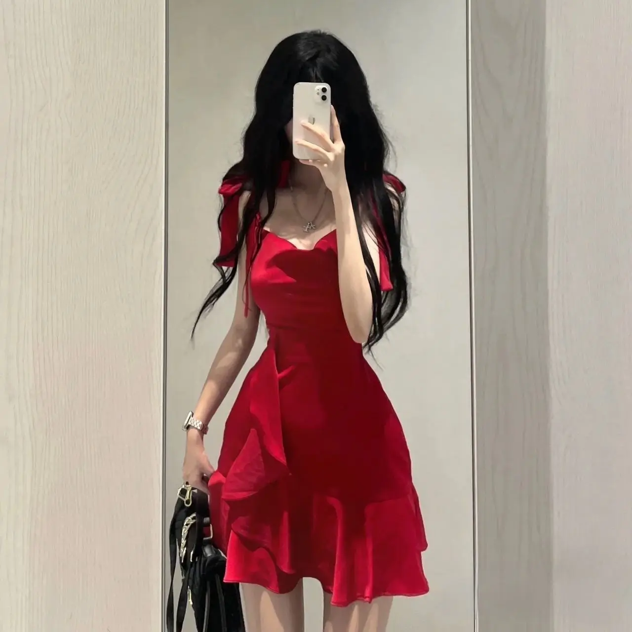 

Французское высококачественное платье на бретелях красного цвета, Новинка лета 2024, стильное тонкое темпераментное небольшое короткое платье с оборками в новом стиле